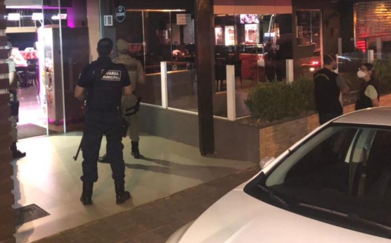 Estabelecimentos foram fiscalizados na noite deste sábado (20) – Foto: Prefeitura de Chapecó/ND