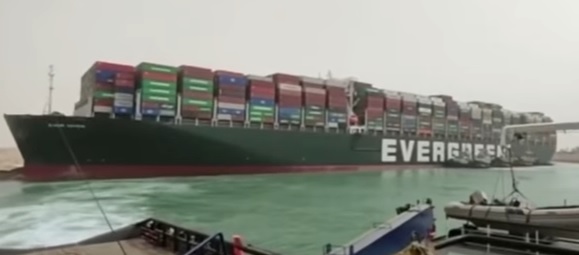 Navio que transporta contêineres Ever Given estava bloqueando o Canal de Suez – Foto: Reprodução/Youtube