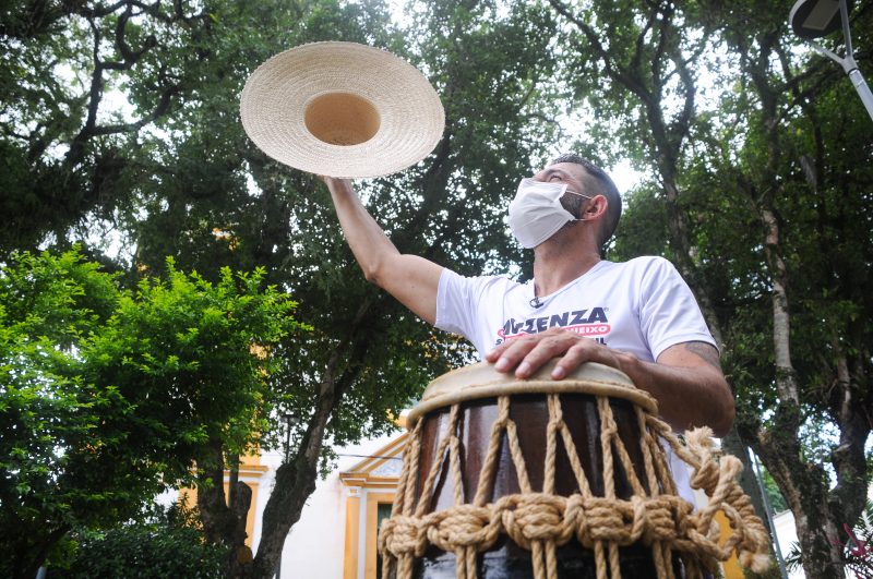 Contramestre Queixo ensina capoeira há 27 anos em São José – Foto: Leo Munhoz/ND