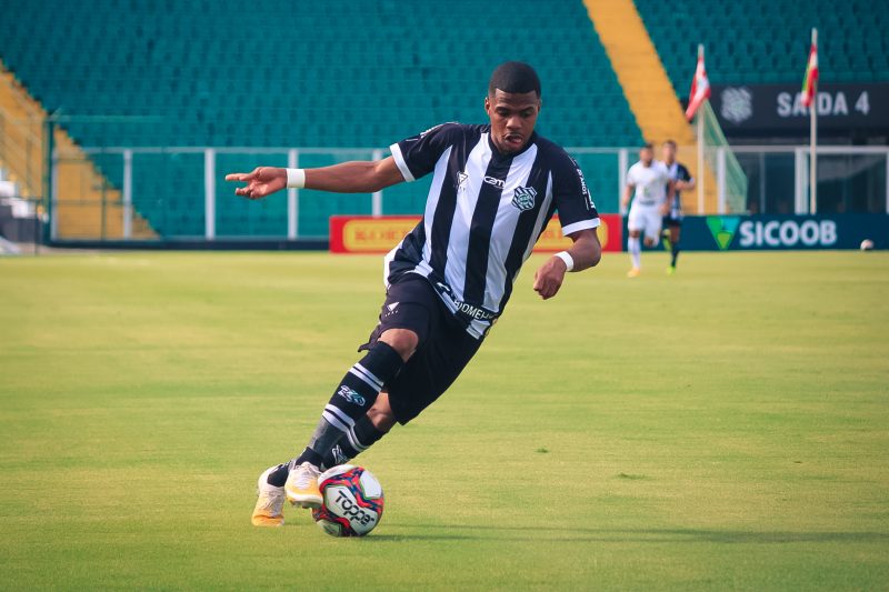 Atacante Pedro Maranhão com a bola; jogador acredita na evolução da equipe – Foto: Patrick Floriani/FFC