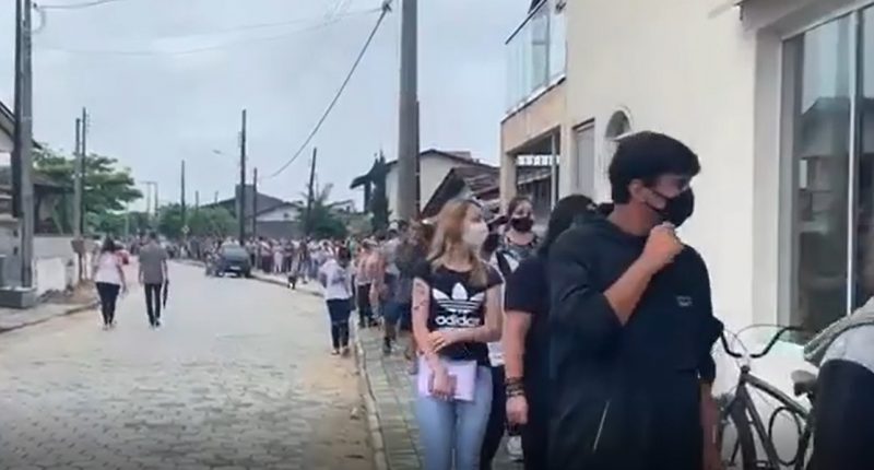 Vídeo mostra dezenas de pessoas em fila por emprego em Balneário Barra do Sul – Foto: Reprodução/Tá na rede