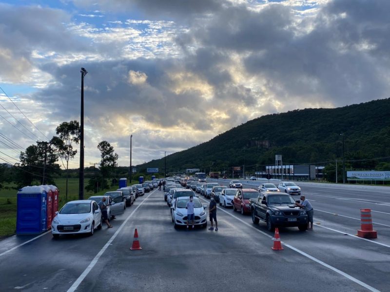 Grande fluxo de veículos é registrado no ponto de vacinação da SC-401 em Florianópolis – Foto: GMF/Divulgação ND