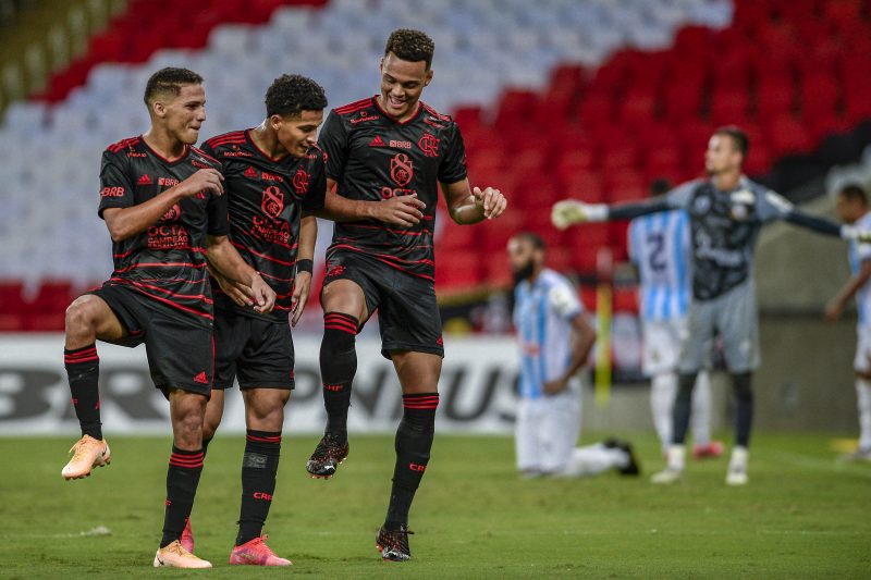 Thiaguinho, João Gomes e Muniz comemoram o primeiro gol do Flamengo na partida – Foto: Marcelo Cortes / C.R Flamengo