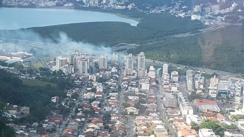 Fumaça de incêndio no bairro Trindade, em Florianópolis, foi vista de longe – Foto: Diogo Maçaneiro/ND