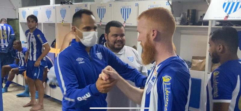 Foguinho se despediu do elenco após clássico ainda no vestiário – Foto: Avaí FC/divulgação