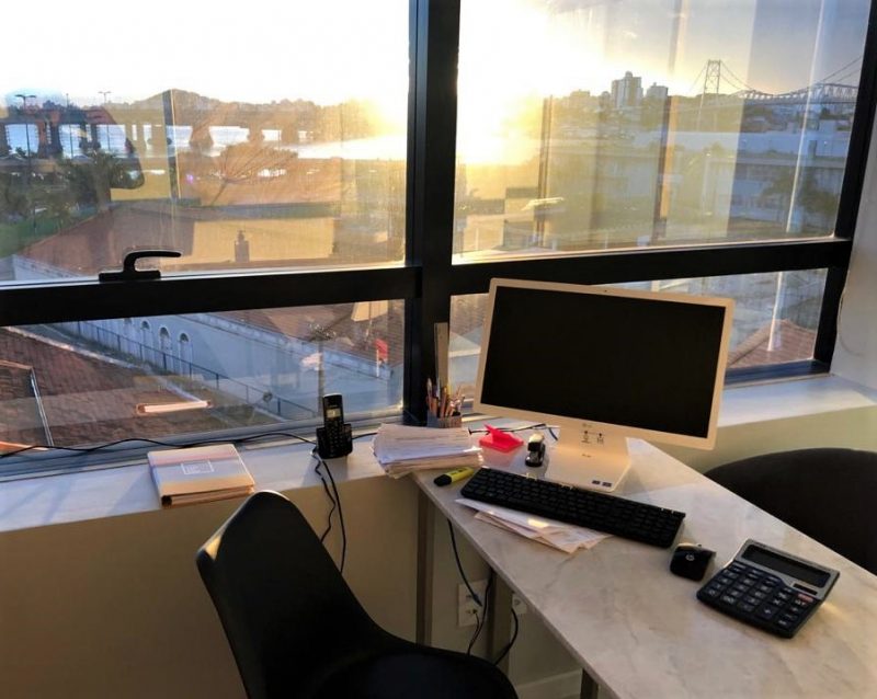 A vista já é cheia de beleza, que reflete na mesa em mármore – Foto: Divulgação