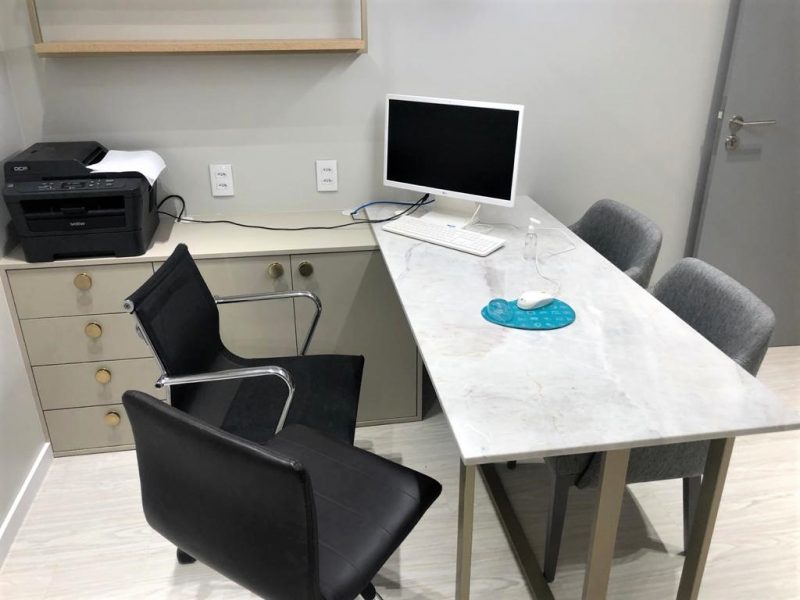 Consultório da clínica Dr. Eduardo Fraga com mesa em mármore – Foto: Divulgação