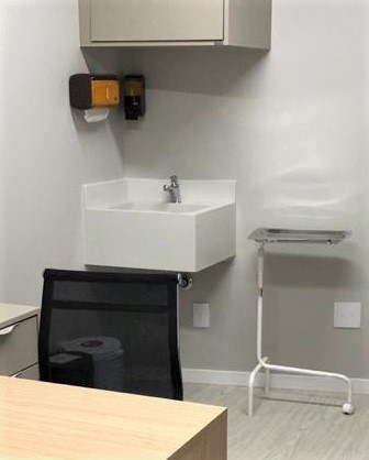 Quartzo Branco na pia e bancadas traz o ar de limpeza e bem-estar do espaço