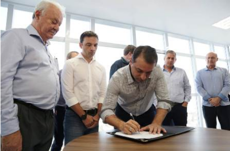 Rog&eacute;rio Delatorre, &agrave; esquerda – Foto: Foto Governo de SC Divulga&ccedil;&atilde;o