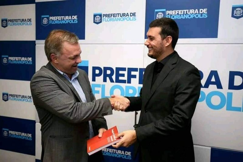Piter Santana, presidente da Ampe Metropolitana e o prefeito da Capital, Gean Loureiro. Um dos pilares da entidade é a representatividade, com ações junto aos governos, além de instituições privadas e pública- Foto: Ampe/Divulgação/ND