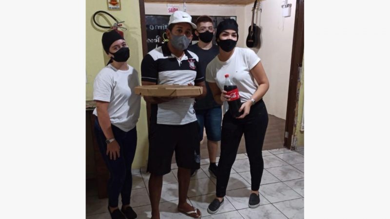 Lu&iacute;s ganhou uma nova pizza ap&oacute;s a cena desastrada – Foto: Reprodu&ccedil;&atilde;o
