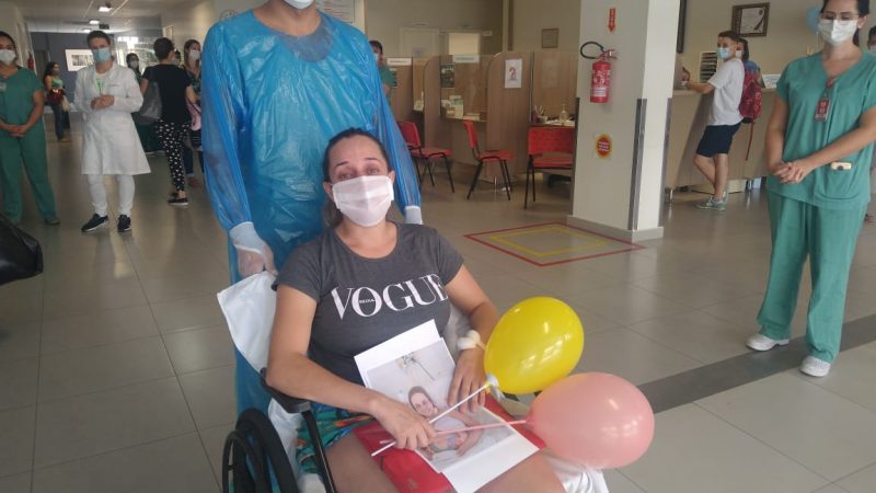 Gestante com 29 semanas de gravidez e infectada pelo coronav&iacute;rus deixa UTI e recebe homenagem em Rio do Sul – Foto: Secom/Hospital Regional do Alto Vale