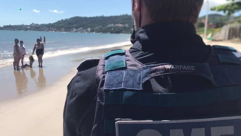 Forças de segurança fiscalizam praias em Florianópolis