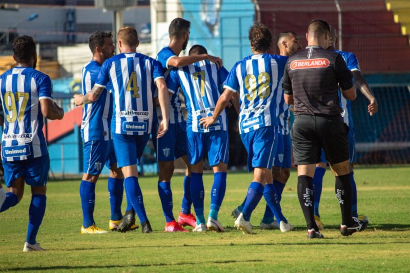 Jogadores do Avaí comemoram o gol de empate – Foto: André Palma Ribeiro / Avaí F.C