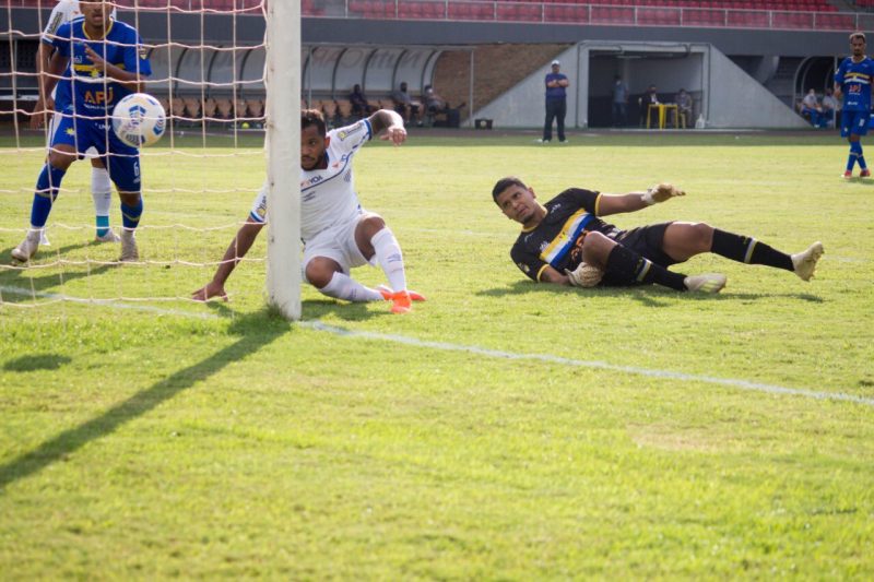 Louren&ccedil;o divide com o goleiro e manda para o gol vazio – Foto: Andr&eacute; Palma Ribeiro/Ava&iacute; F.C