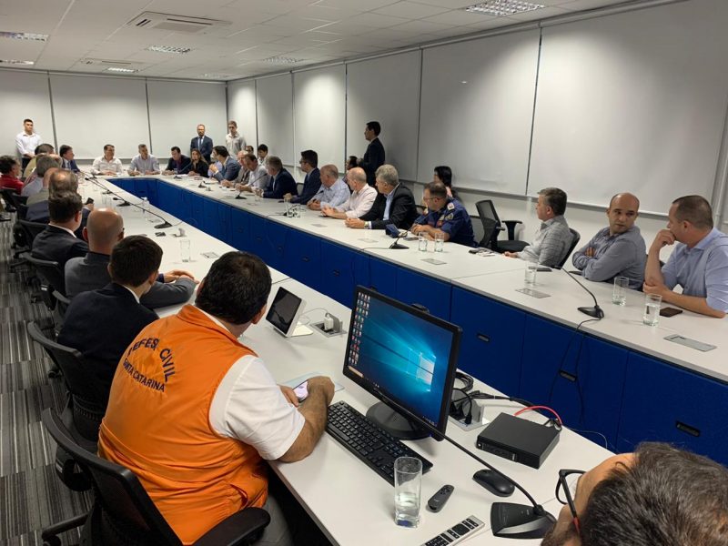 Antes de anunciar novas medidas restritivas para conter coronavírus, em março, governador Carlos Moisés reuniu colegiado na Defesa Civil