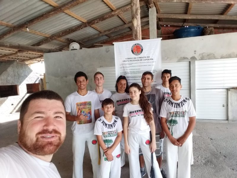 Grupo Muzenza com alunos em ensaio de capoeira em São José, na Grande Florianópolis – Foto: Divulgação/ND