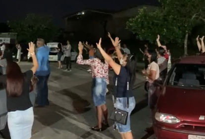 Grupo se reuniu para rezar em frente &agrave; UPA de Bigua&ccedil;u – Foto: Reprodu&ccedil;&atilde;o/ND