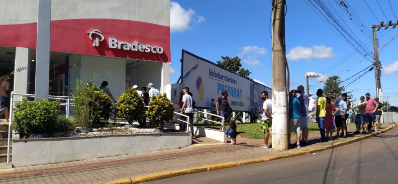 Filas s&atilde;o encontradas em v&aacute;rios pontos do munic&iacute;pio – Foto: Felipe Kreusch/NDTV/ND