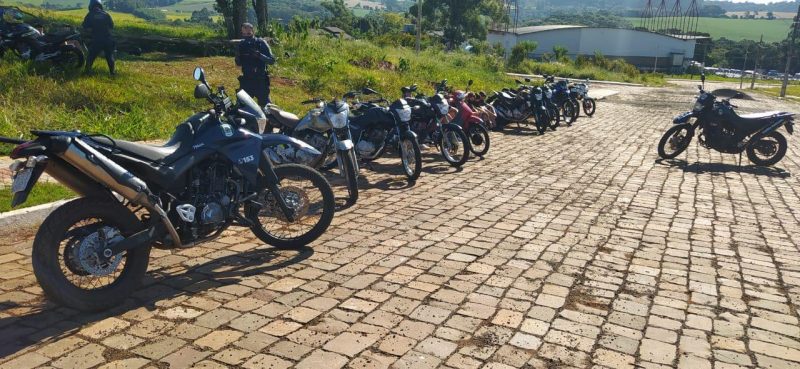 No local foram recolhidas quatro motocicletas e levadas ao p&aacute;tio de apreens&otilde;es. – Foto: Guarda Municipal/Divulga&ccedil;&atilde;o/ND