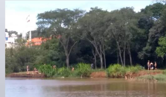 Cerca de 25 pessoas foram flagradas descumprindo as orienta&ccedil;&otilde;es de combate &agrave; Covid-19 &agrave;s margens do Lajeado S&atilde;o Jos&eacute;. – Foto: Guarda Municipal/Divulga&ccedil;&atilde;o/ND