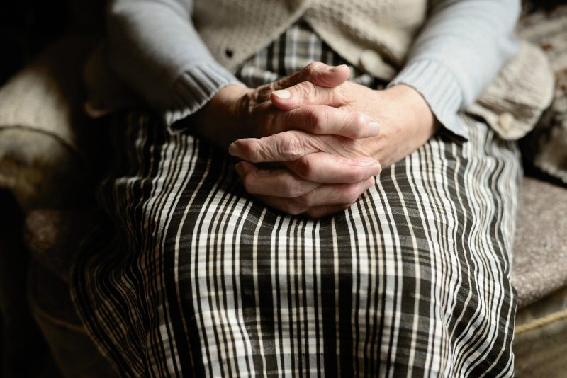 Pessoas esperando sentadas – Foto: Pixabay