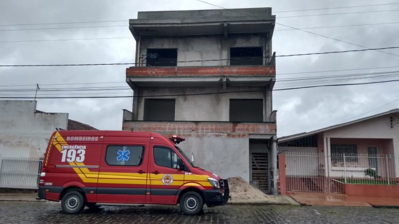 A vítima trabalhava no terceiro andar do prédio quando levou o choque – Foto: 9BBM/Divulgação