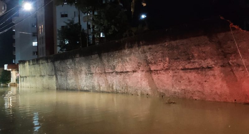 Muro ainda pode desabar – Foto: Divulga&ccedil;&atilde;o/Corpo de Bombeiros Blumenau