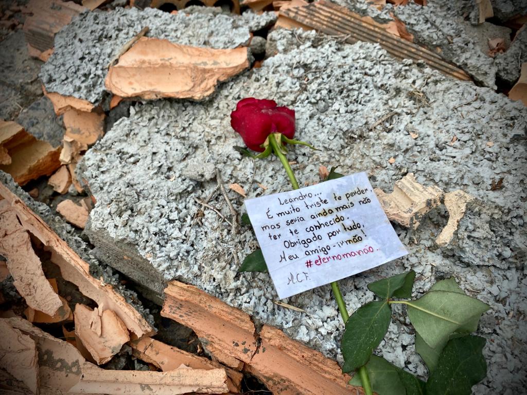 Fotos Amigos Deixam Homenagem A Homem Que Morreu Atingido Por Muro Em Blumenau 