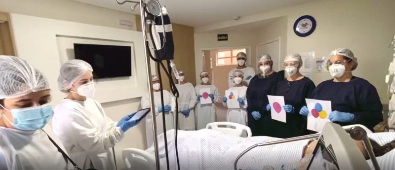Profissionais cantaram parabéns para a paciente que completou 41 anos internada – Foto: Divulgação