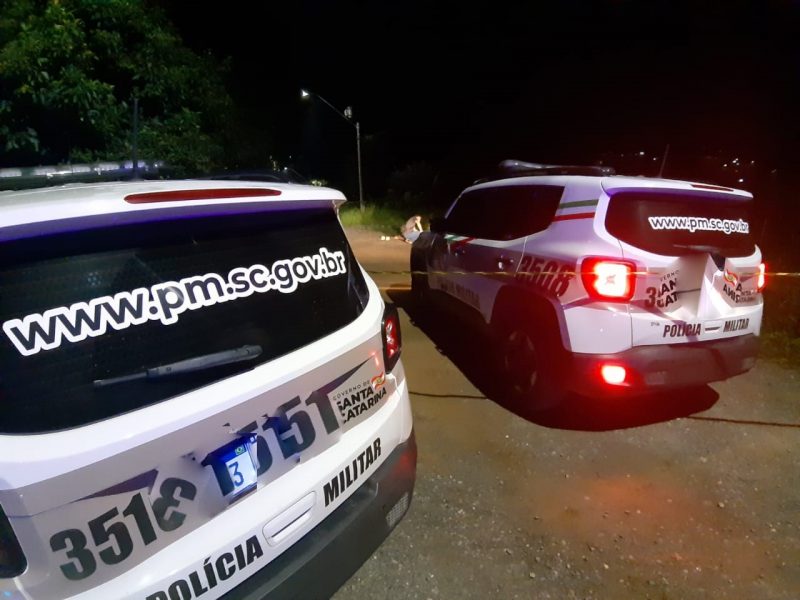 Homic&iacute;dio ocorreu na noite deste domingo (28) no bairro Profipo – Foto: Thiago Bonin/NDTV