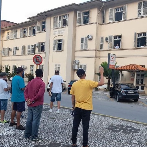 Ora&ccedil;&atilde;o em frente ao Hospital Azambuja, em Brusque – Foto: Redes Sociais/Reprodu&ccedil;&atilde;o/ND