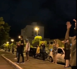 Jovens em frente ao Hospital Ruth Cardoso, em Balne&aacute;rio Cambori&uacute; – Foto: Redes Sociais/Reprodu&ccedil;&atilde;o/ND