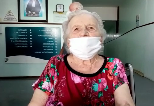 Lydia Martinelli Guarnieri, de 91 anos, demonstrou sua gratid&atilde;o &agrave; equipe do HRSP – Foto: HRSP/ND