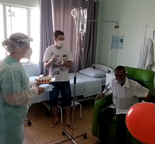 Adelar Nogueira recebeu uma homenagem no seu anivers&aacute;rio com direito a bal&otilde;es, bolo e m&uacute;sica – Foto: Hospital S&atilde;o Francisco/ND
