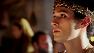 O pr&iacute;ncipe tenta convencer Ibbi-Sim (Felipe Roque) sobre a inoc&ecirc;ncia de Jeribali (Thales Coutinho) nesta quarta (17) em G&ecirc;nesis – Foto: Blad Meneghel/ Record TV e Divulga&ccedil;&atilde;o Record TV