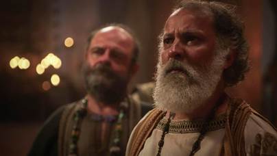 Dnin-Sim questiona a atitude de Oguedi (Julio Levy). Ibbi-Sim (Felipe Roque) ordena a pris&atilde;o de Jeribali (Thales Coutinho). – Foto: Blad Meneghel/ Record TV e Divulga&ccedil;&atilde;o Record TV