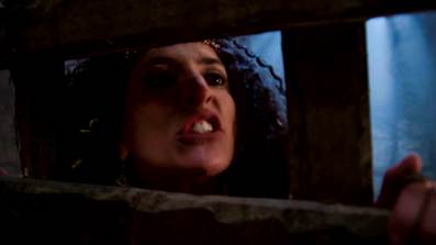 Nadi tenta colocar Danina (Laura Kuczynski) contra Amat. – Foto: Divulgação Record TV