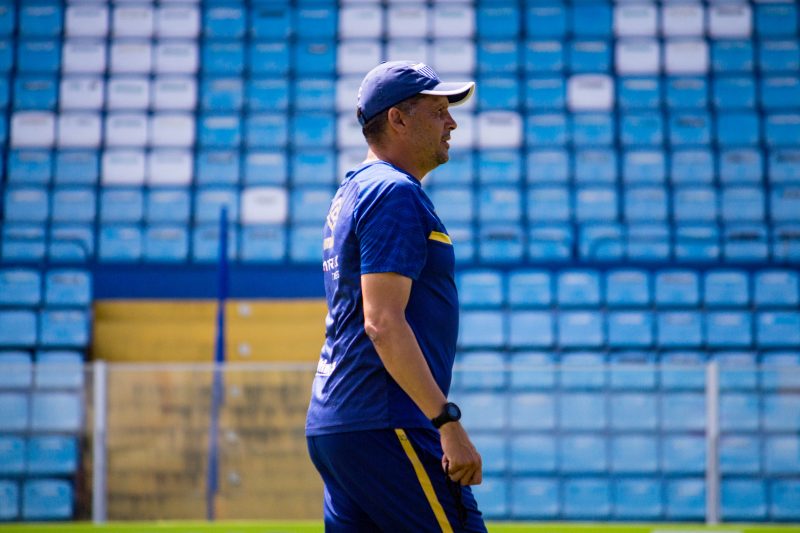 Claudinei Oliveira, técnico do Avaí deve realizar mais um treino nesta quarta, em solo mineiro – Foto: André Palma Ribeiro/Avaí FC