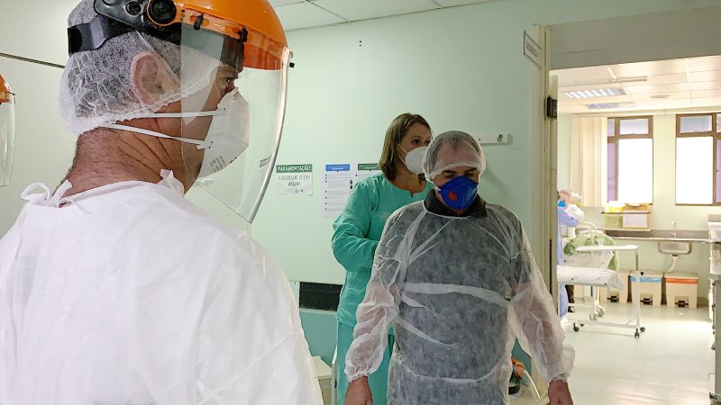Os familiares realizam as visitas aos pacientes com Covid-19 no hospital com toda segurança