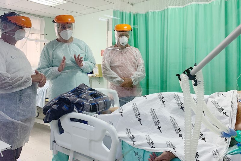 Pacientes que estão internados no hospital recebem visitas de familiares