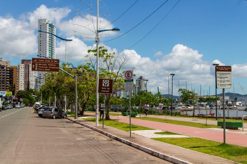 Imagem ilustrativa da beira rio de Itajaí; Guerra entre pontos de caldo de cana e pastel em Itajaí acaba com vendedora coberta de gasolina