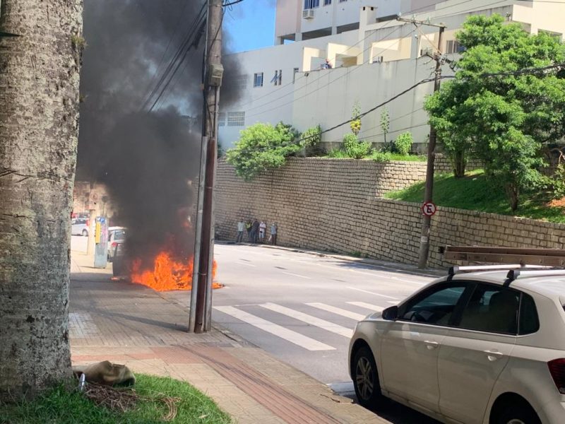 Carro pega fogo no Centro da Capital nesta quinta-feira (11) – Foto: Ricardo Medeiros/Dilvulga&ccedil;&atilde;o/ND