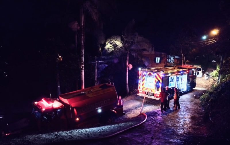 Casa ficou totalmente destru&iacute;da pelo fogo – Foto: Redes sociais/ND