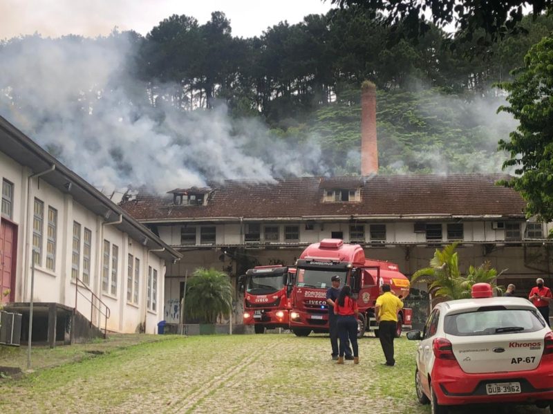 Cerca de dez viaturas dos Bombeiros Voluntárias foram mobilizadas para o incêndio – Foto: Ronaldo Daros/NDTV