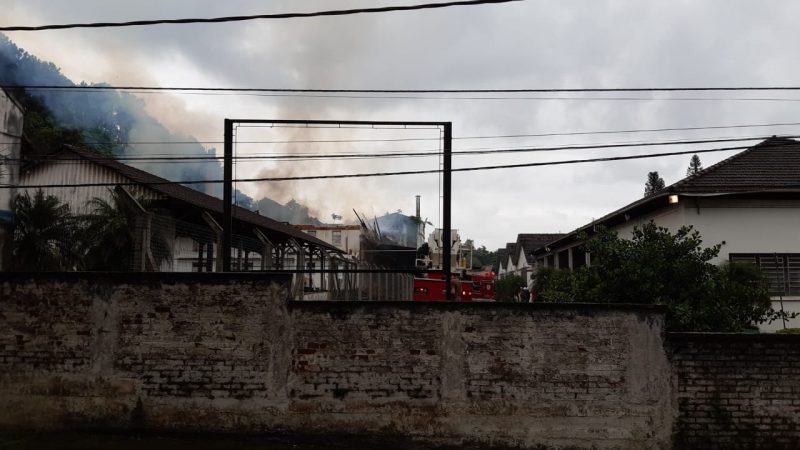 Galpão ficou destruído pelas chamas – Foto: Marcelo Thomazelli/NDTV