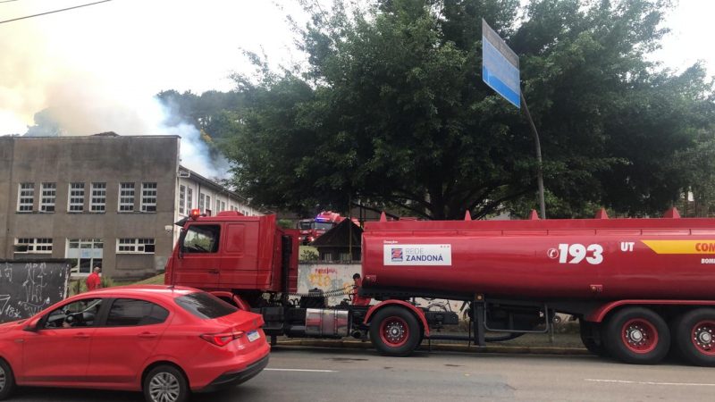 Caminhão tanque também foi acionado para a ocorrência – Foto: Ronaldo Daros/NDTV