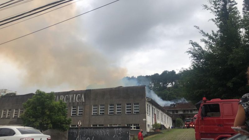 Fumaça escura pode ser vista no local e o cheiro de queimado é forte – Foto: Ronaldo Daros/NDTV