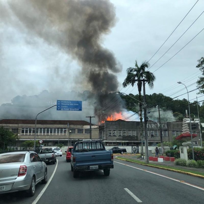 Chamas puderam ser vistas de longe – Foto: Redes sociais/ND