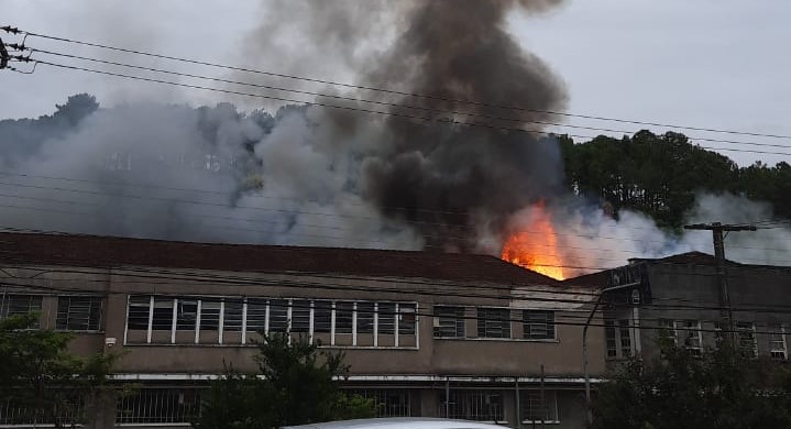 Incêndio começou por volta das 15h30 – Foto: Redes sociais/ND